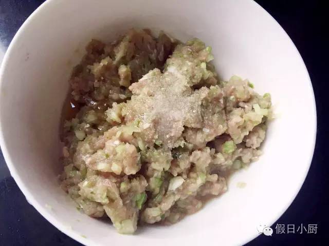芹菜豬肉小餛飩+白煮蛋+西柚(寶寶食譜)的做法 步骤1