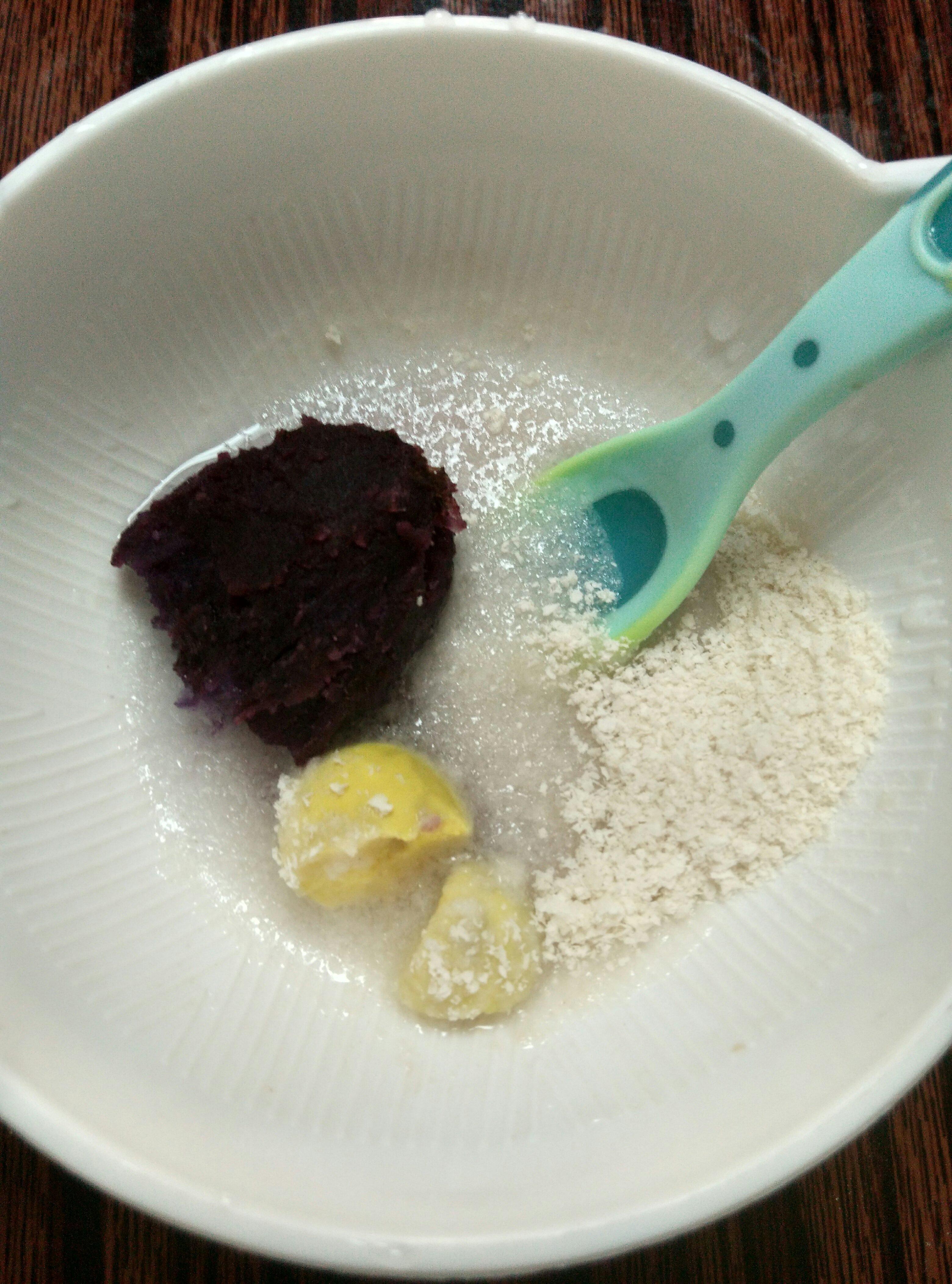 （6～7個月嬰兒）寶寶輔食之 紫薯鵪鶉蛋黃米粉粥的做法 步骤2