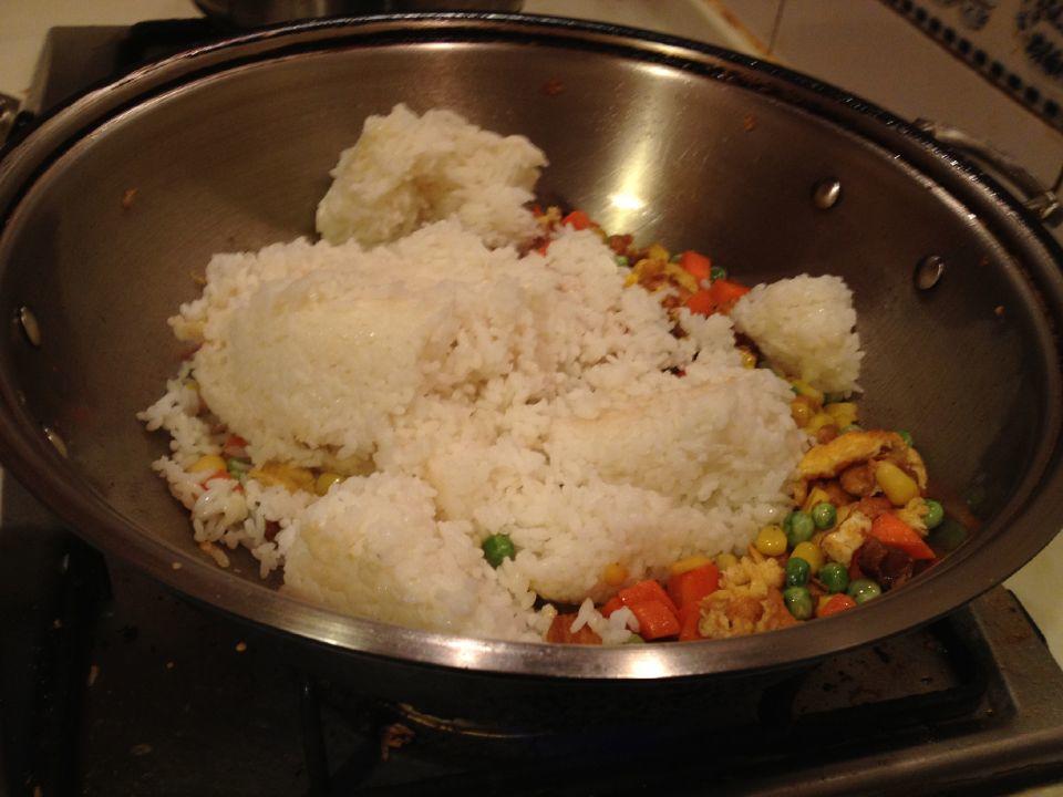 簡單的炒米飯～（詳細圖解）的做法 步骤5