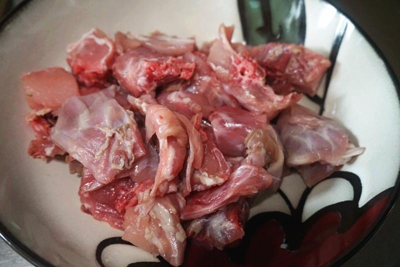幹鍋青筍兔肉的做法 步骤2