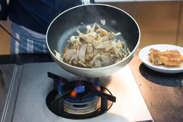 幹煎雞腿炒百菇的做法 步骤5