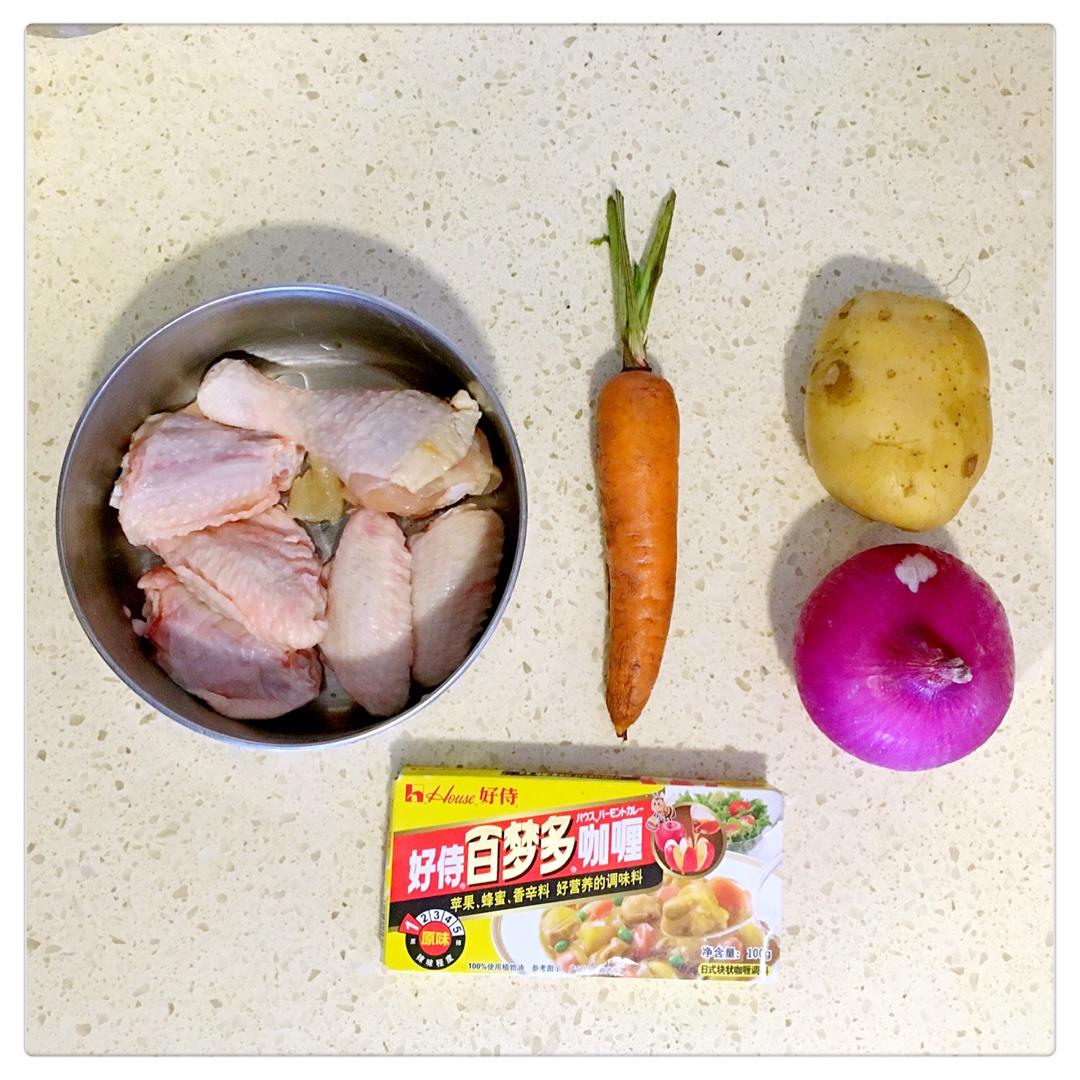 洋蔥土豆紅蘿蔔調戲咖哩雞的做法 步骤1