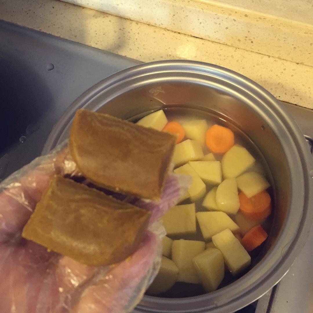 洋蔥土豆紅蘿蔔調戲咖哩雞的做法 步骤4