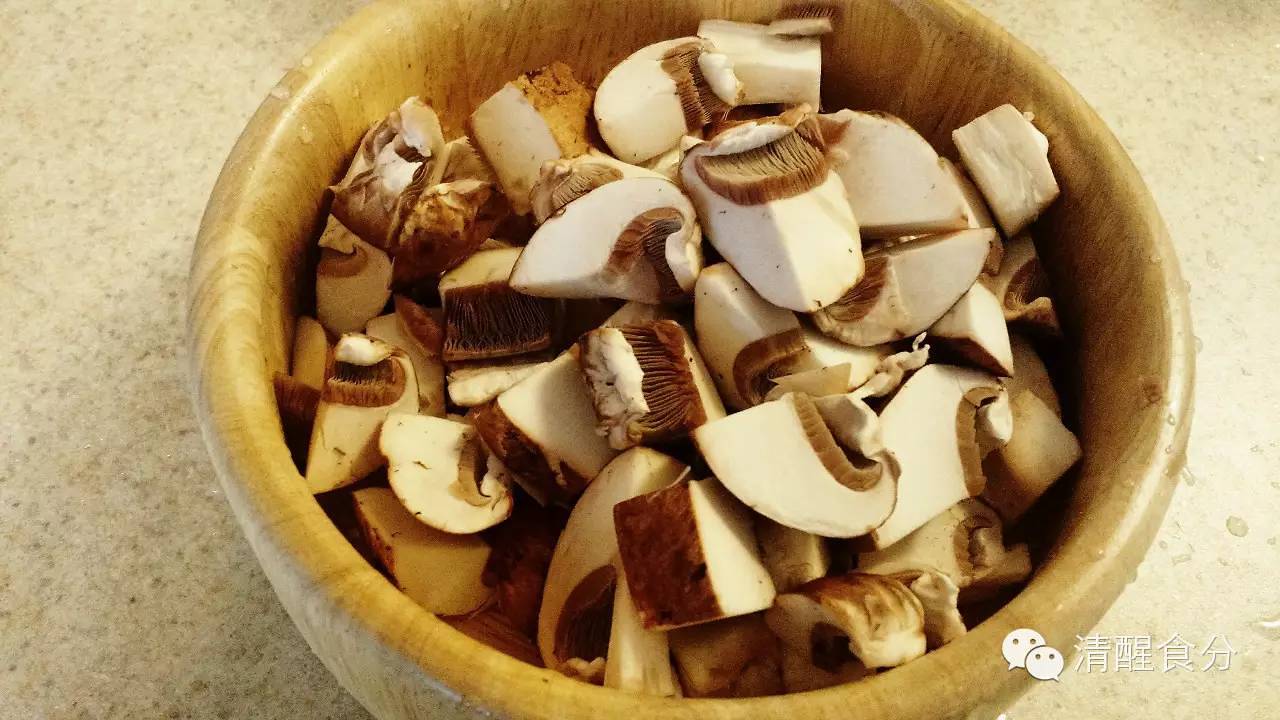 美味快手食譜 | 雞肉蘑菇，滿滿的蛋白質！的做法 步骤2