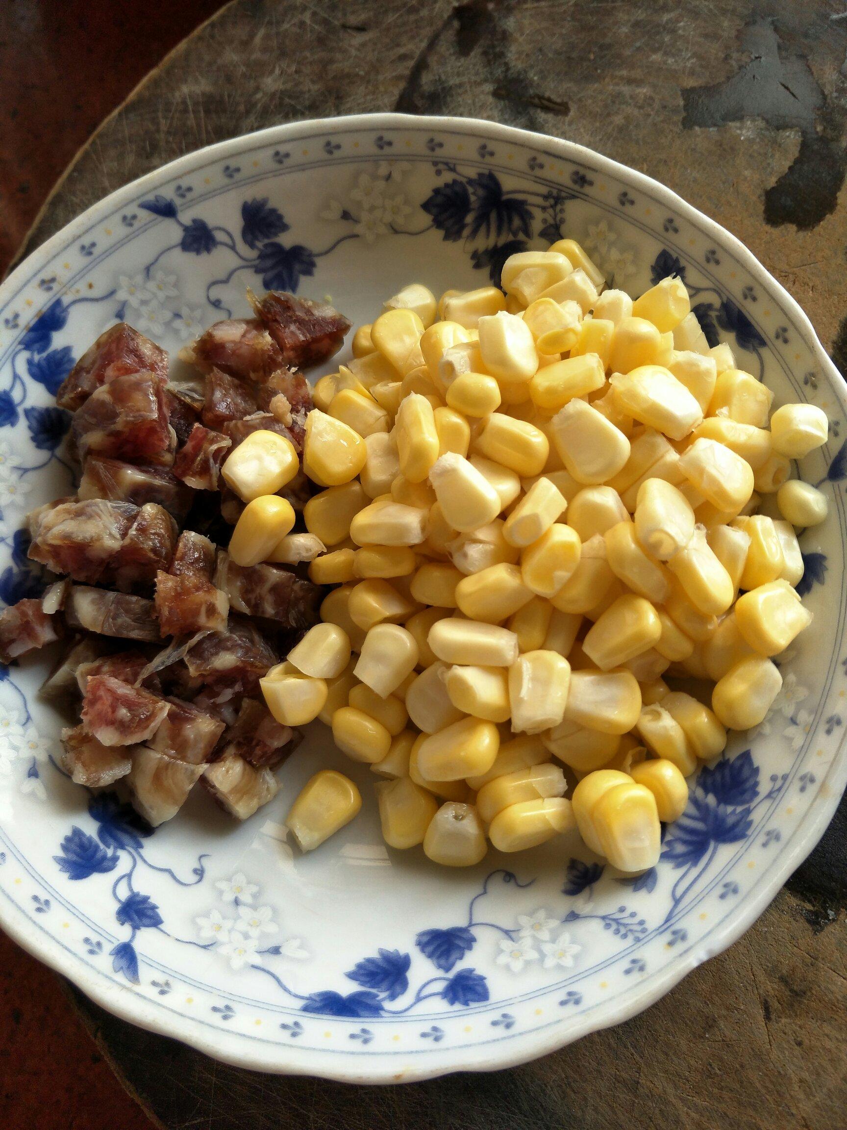 玉米粒臘腸燜飯的做法 步骤1