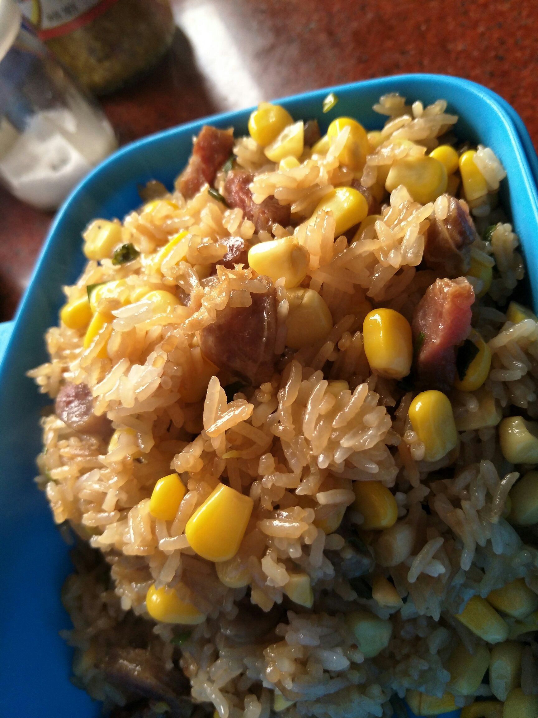 玉米粒臘腸燜飯的做法 步骤3
