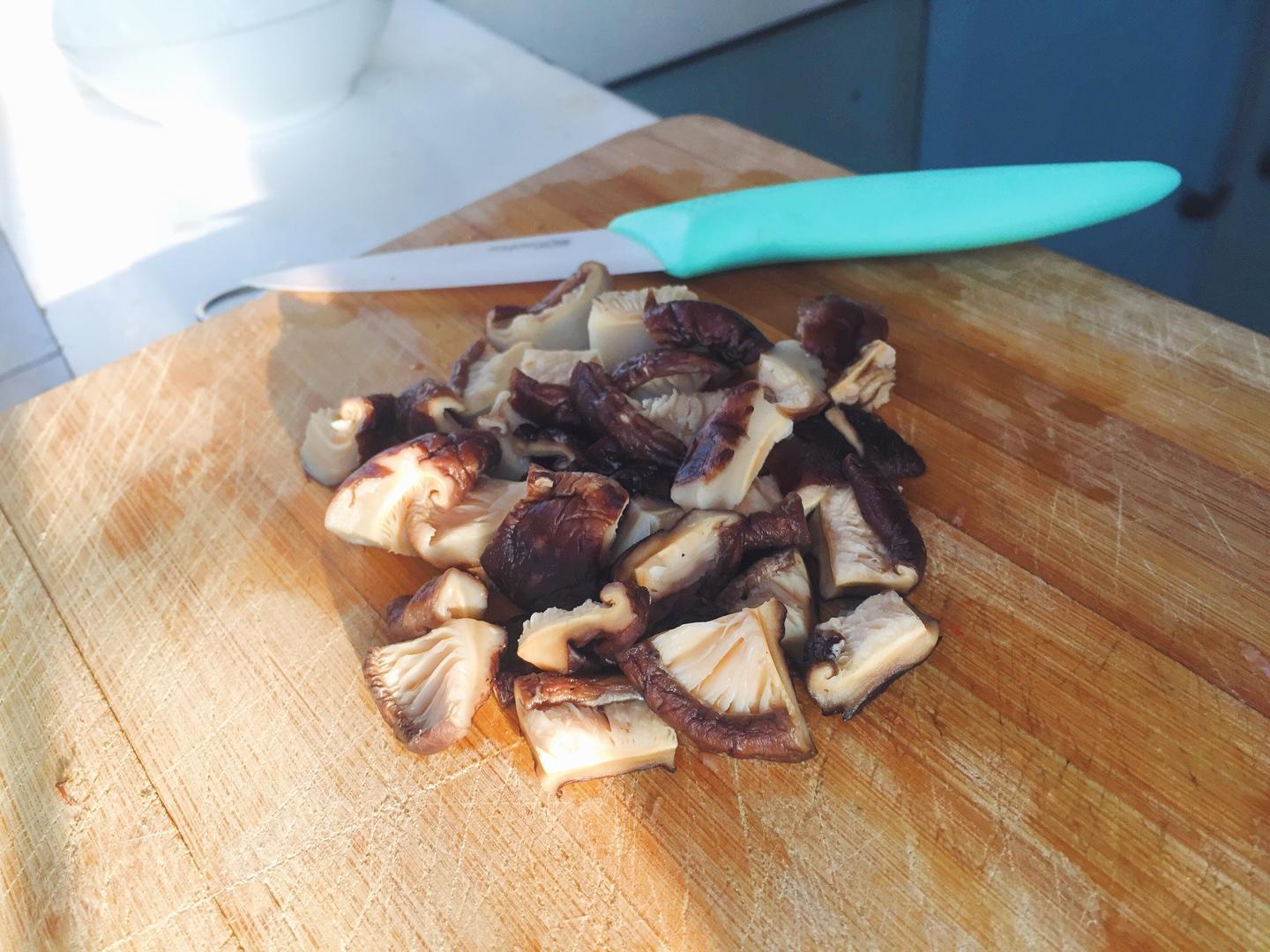香菇臘腸燜飯（電飯鍋版）的做法 步骤4