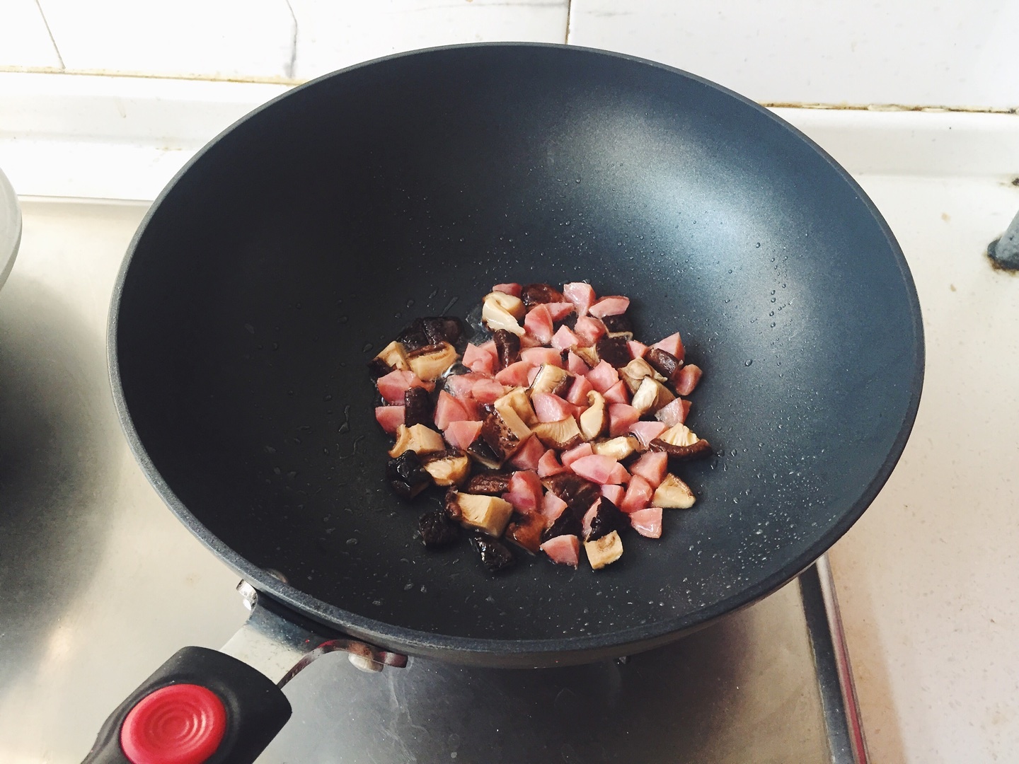 香菇臘腸燜飯（電飯鍋版）的做法 步骤5