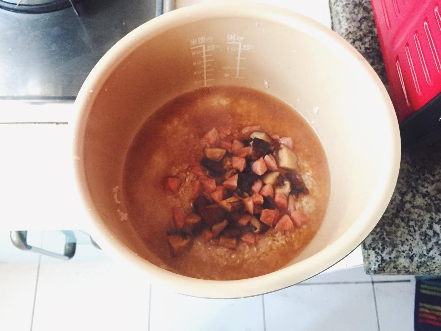 香菇臘腸燜飯（電飯鍋版）的做法 步骤6