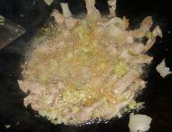 簡單易做的家常菜-酸菜豬肉燉粉條的做法 步骤4