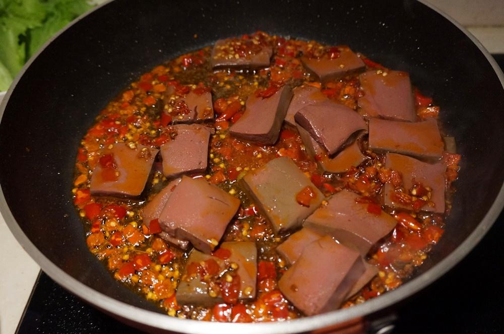 家常菜剁椒炒血旺的做法 步骤3