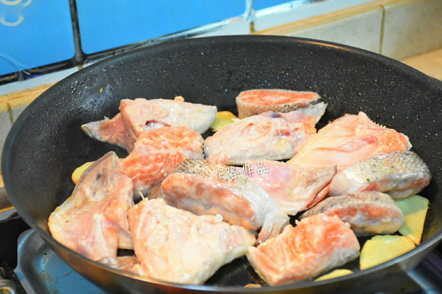 三文魚燒豆腐的做法 步骤3