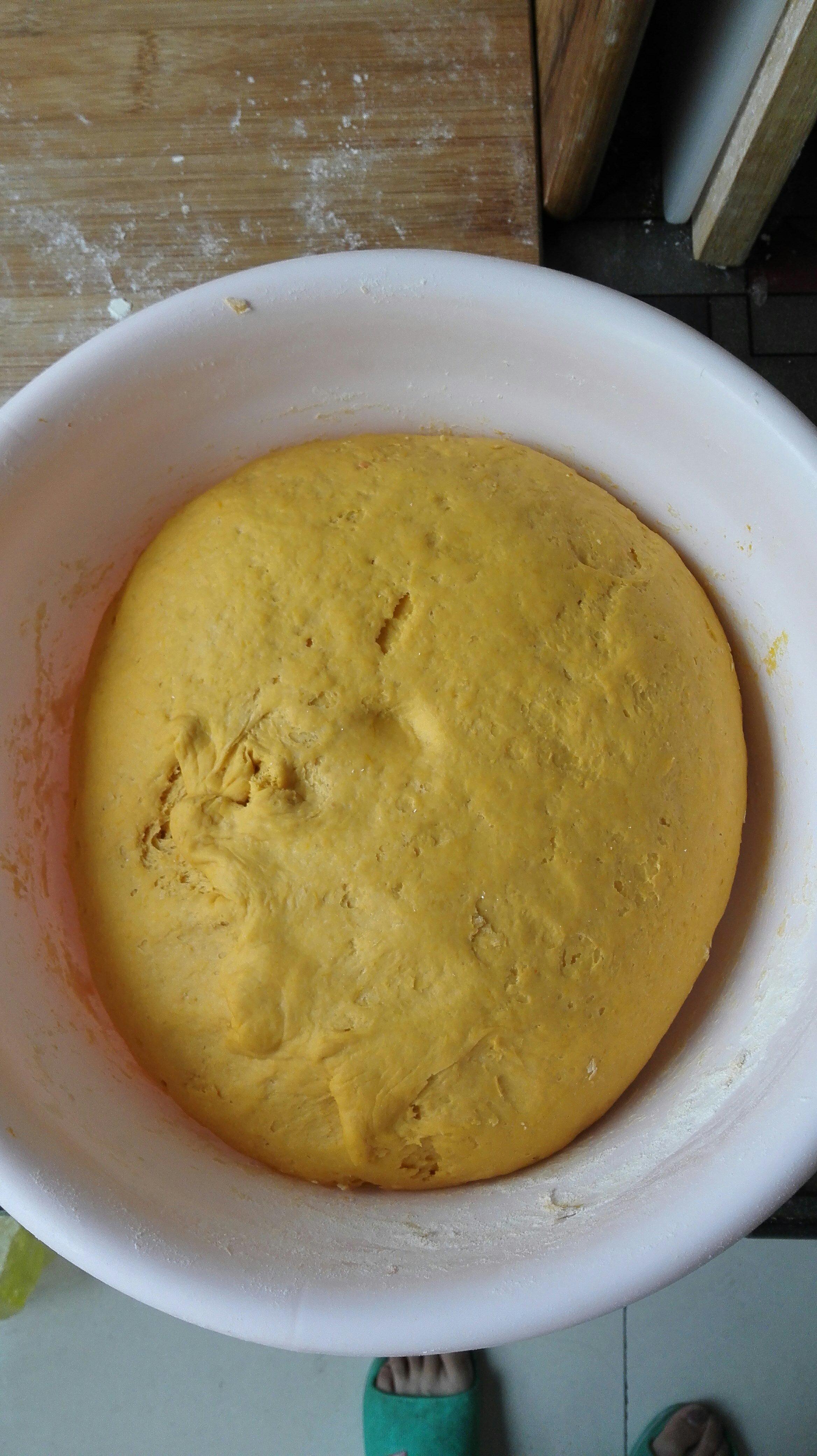 甜絲絲的黃金南瓜大饅頭的做法 步骤2