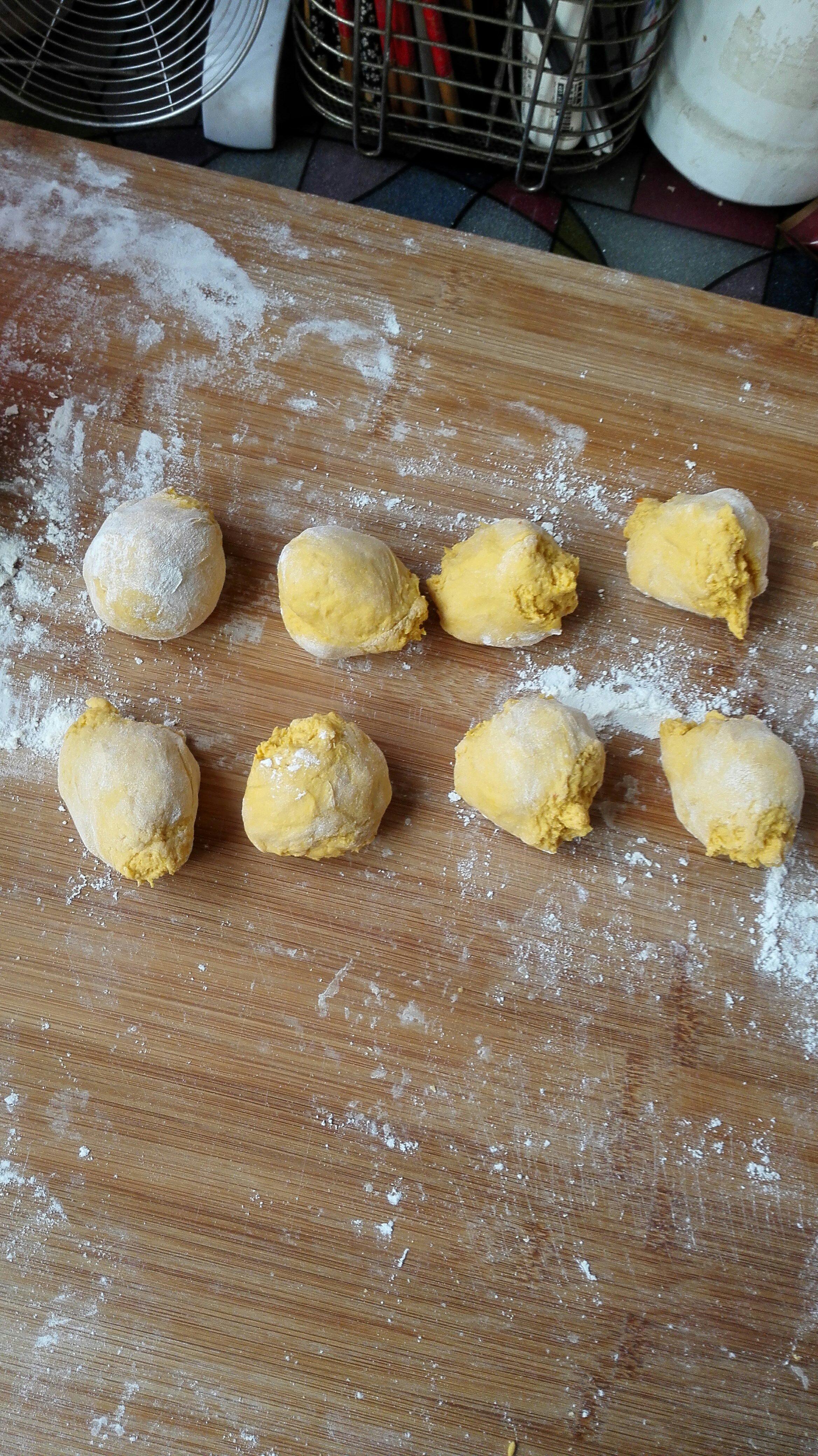 甜絲絲的黃金南瓜大饅頭的做法 步骤4