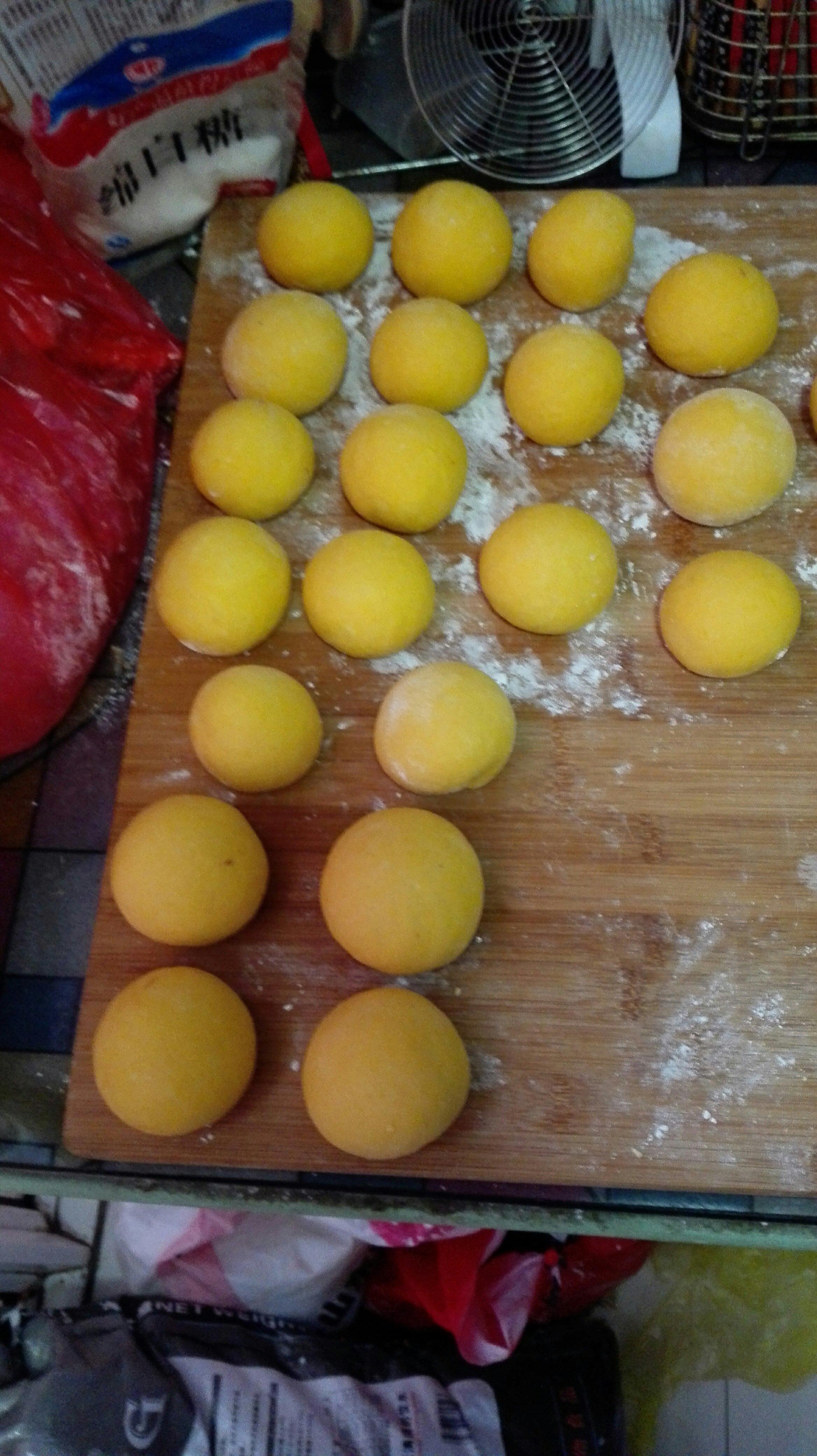 甜絲絲的黃金南瓜大饅頭的做法 步骤7