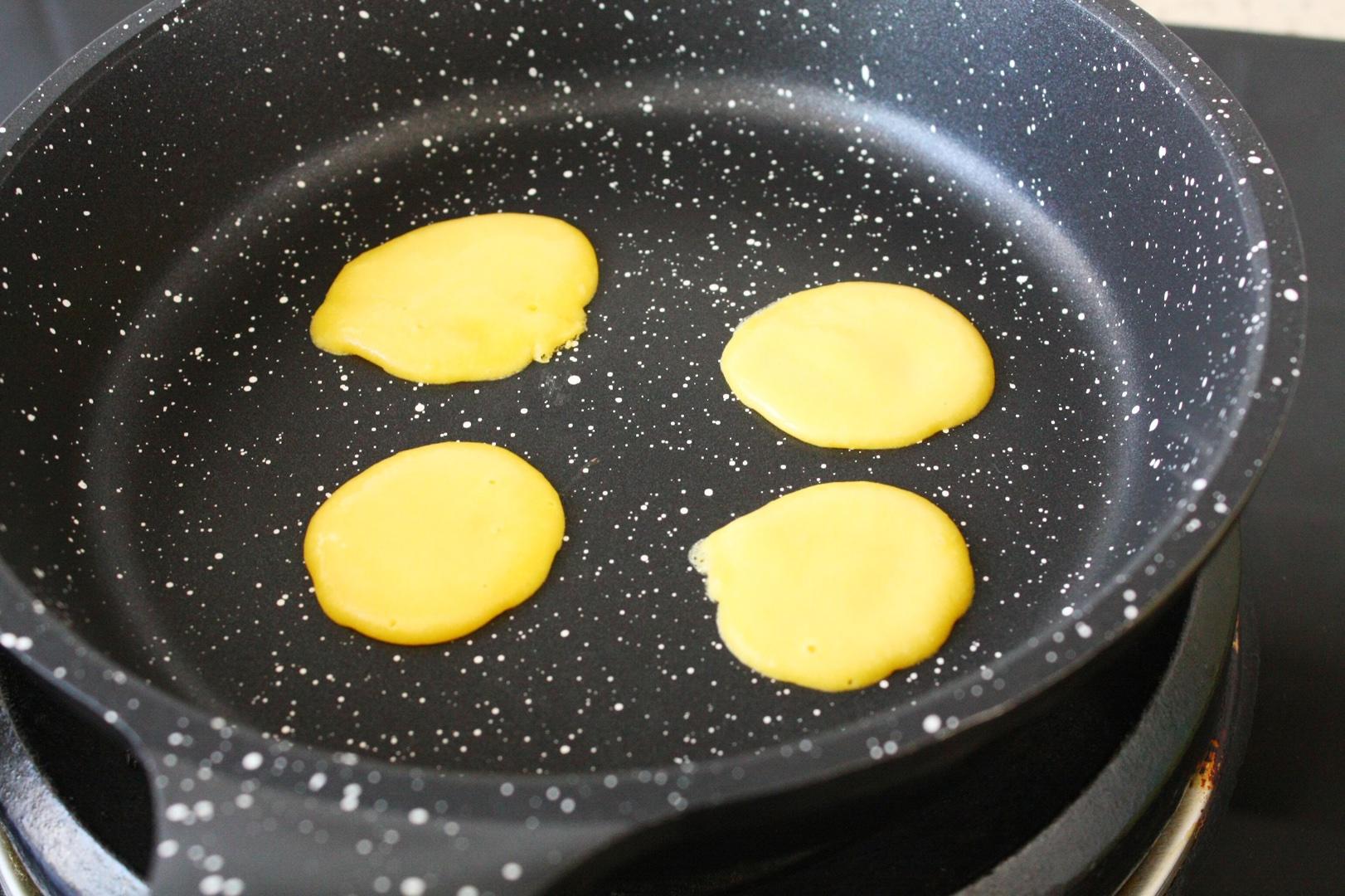 寶寶輔食：鱈魚腸玉米蛋黃小貼餅的做法 步骤5