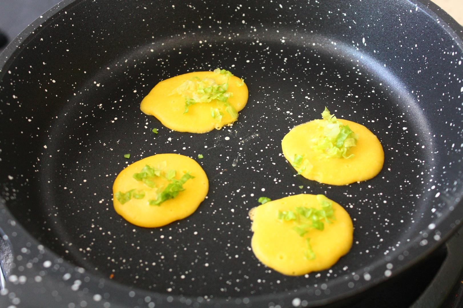 寶寶輔食：鱈魚腸玉米蛋黃小貼餅的做法 步骤6