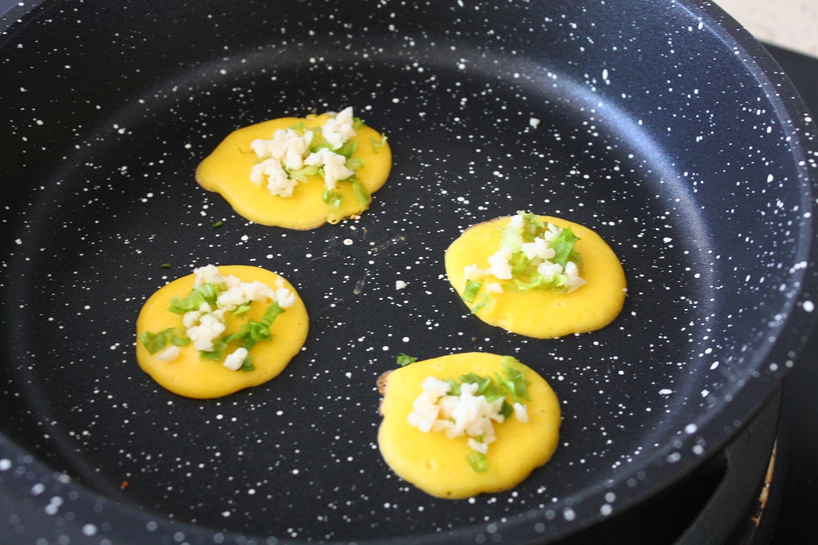寶寶輔食：鱈魚腸玉米蛋黃小貼餅的做法 步骤7