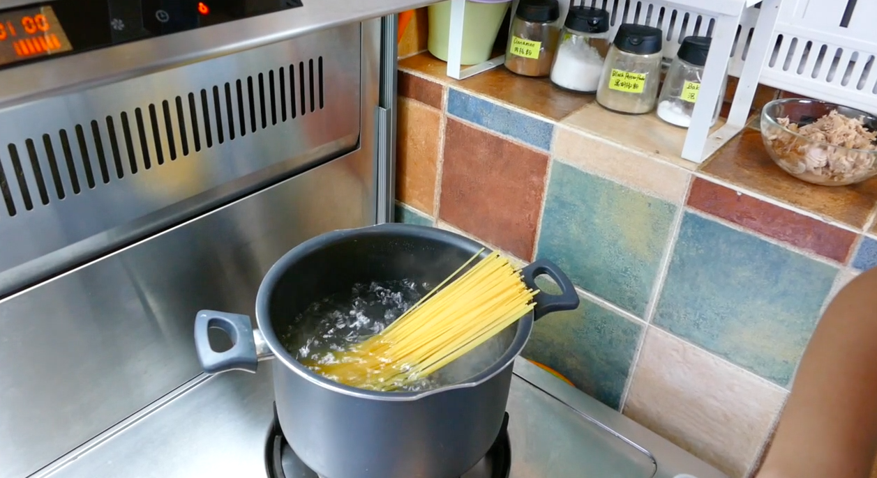CookWithIvy---吞拿意大利麪(Spaghetti Puttanesca)的做法 步骤1