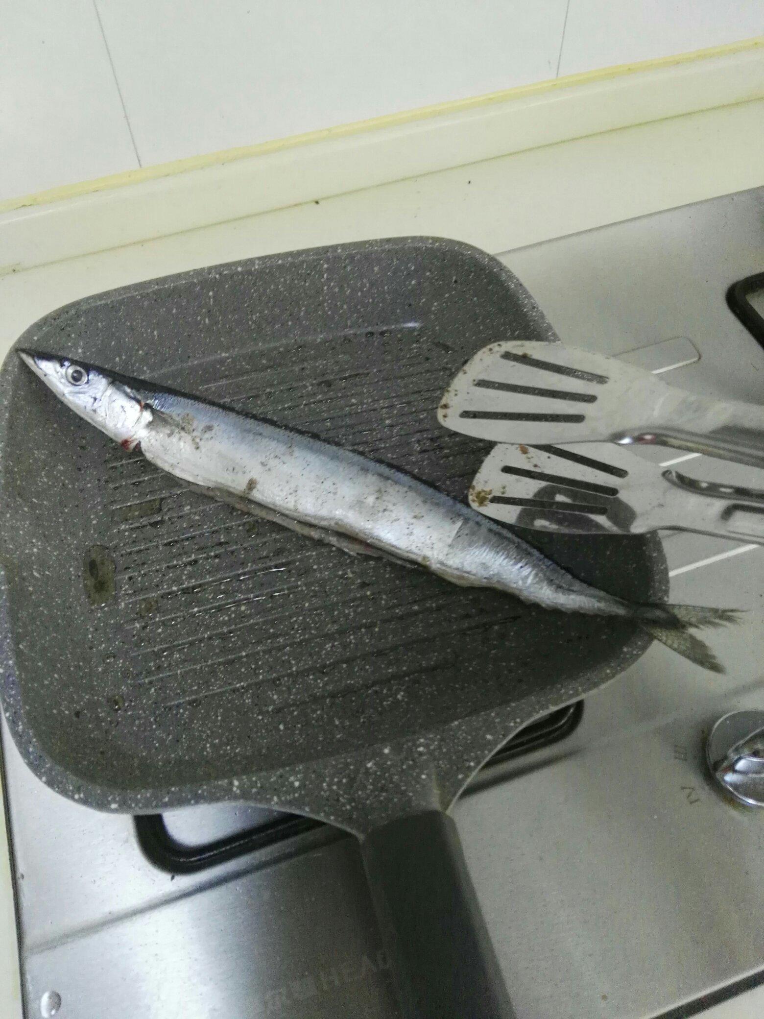煎秋刀魚的做法 步骤3