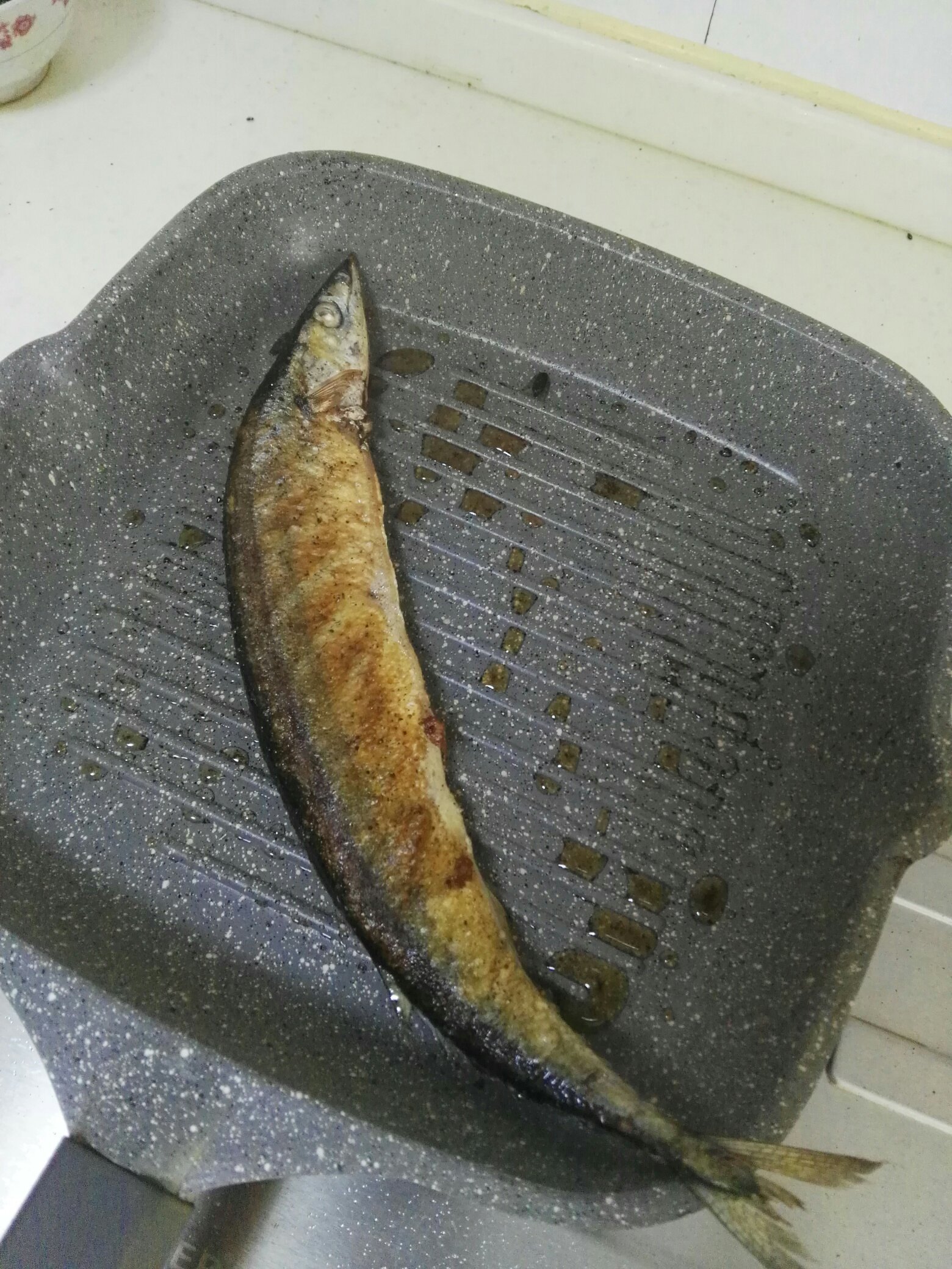 煎秋刀魚的做法 步骤4