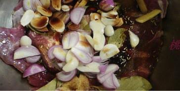 紫蘇蔬菜烤羊腿的做法 步骤2
