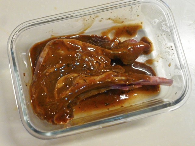 迷迭香烤羊排馬鈴薯洋蔥佐黑胡椒醬的做法 步骤1