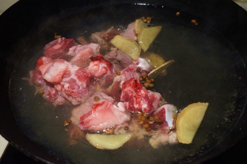 紅燒羊肉蘿蔔煲的做法 步骤3