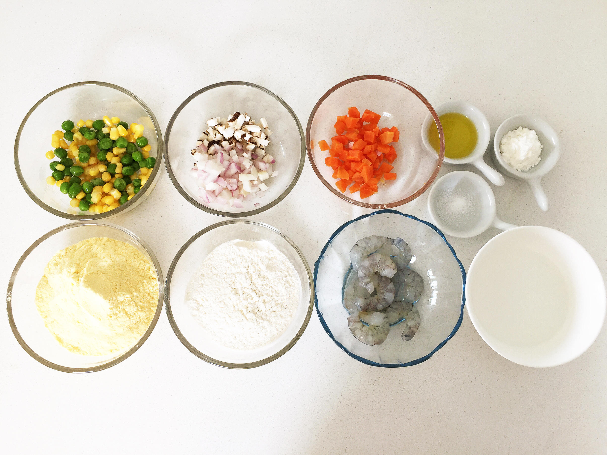 寶寶輔食：彩蔬蝦仁蒸玉米撻—讓寶寶直接端著玉米小碗開動吧！的做法 步骤1
