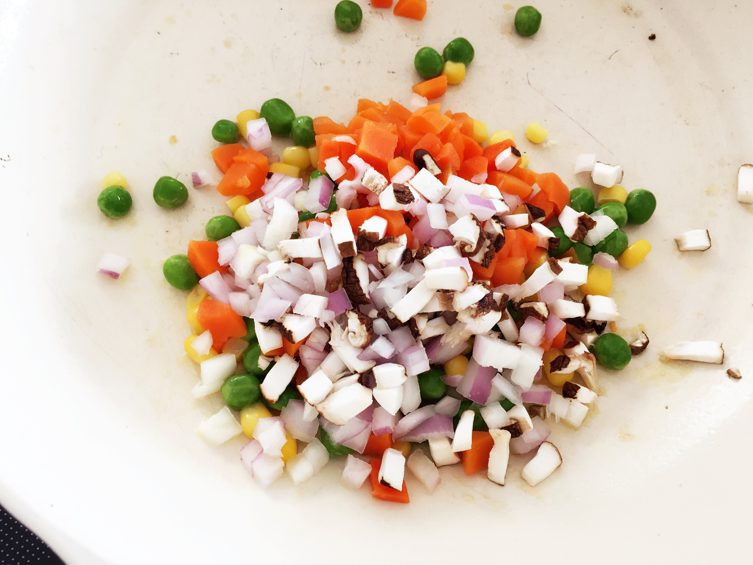 寶寶輔食：彩蔬蝦仁蒸玉米撻—讓寶寶直接端著玉米小碗開動吧！的做法 步骤6