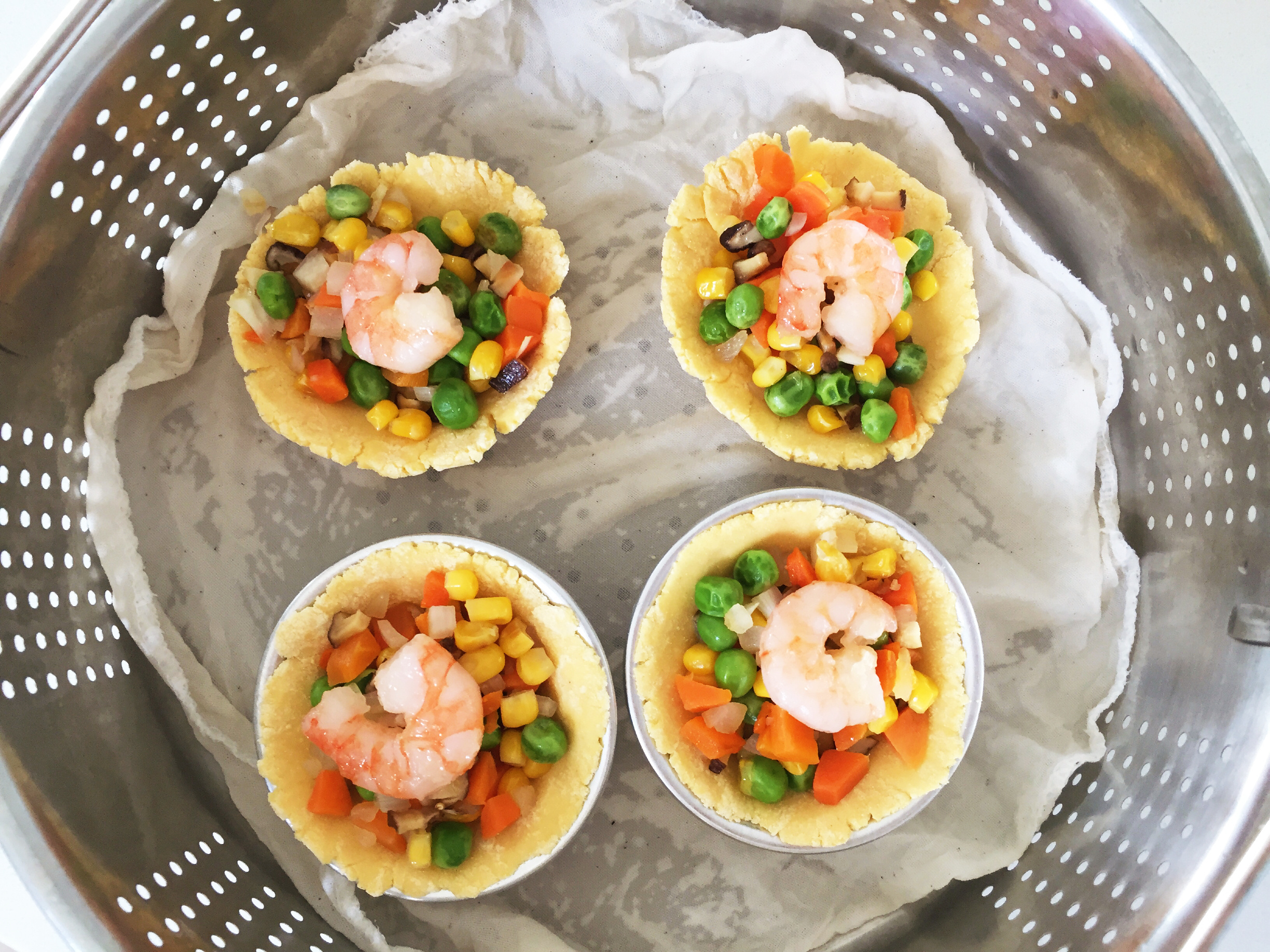 寶寶輔食：彩蔬蝦仁蒸玉米撻—讓寶寶直接端著玉米小碗開動吧！的做法 步骤10