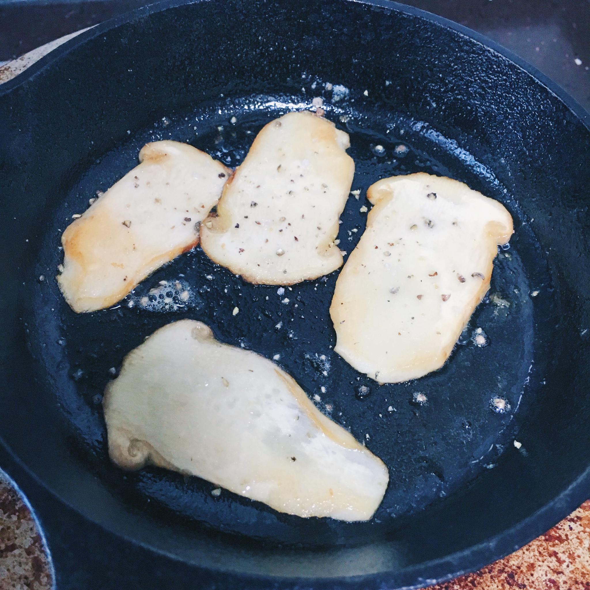 夏日一口鮮－黃油海鹽煎松茸的做法 步骤5