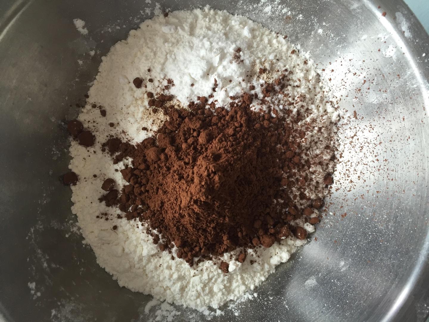 蒸巧克力香蕉蛋糕（6寸蛋糕材料）的做法 步骤2