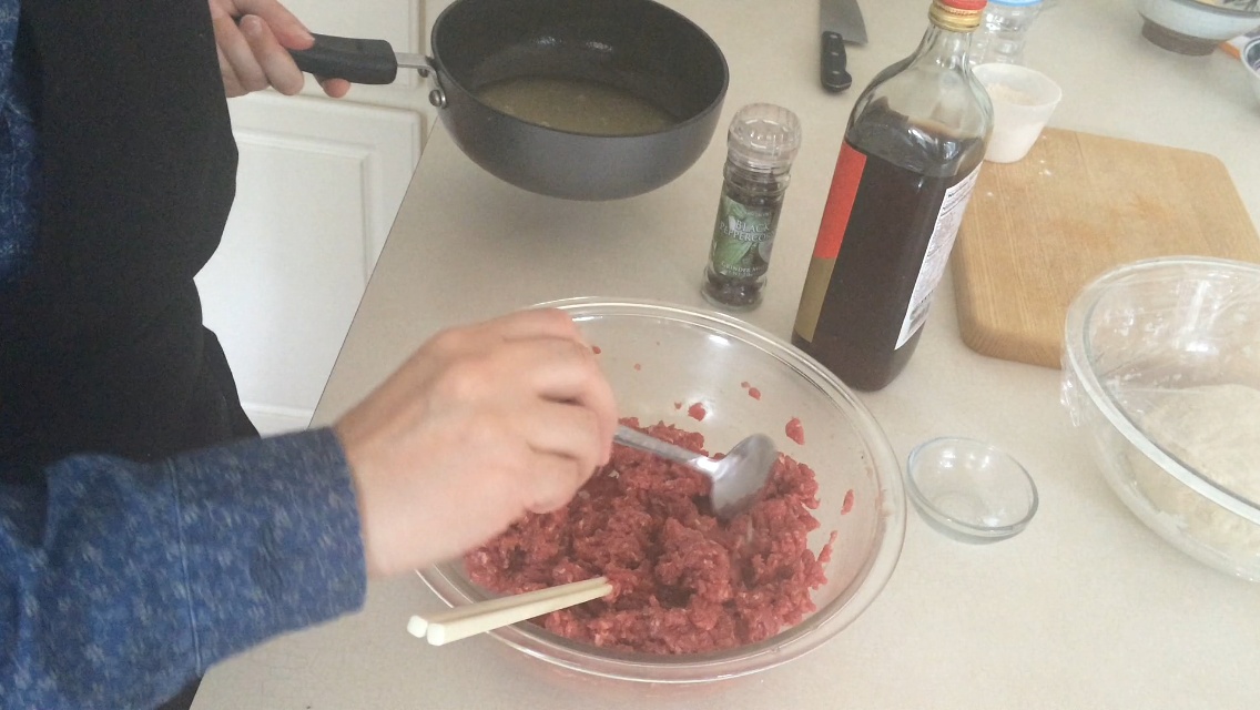 【視訊】牛肉餡餅鮮嫩多汁的祕笈的做法 步骤3