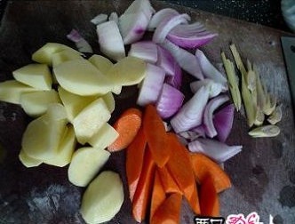 咖哩蔬菜牛尾煲的做法 步骤4