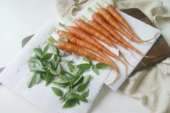 胡蘿蔔最高逼格的吃法【九層塔香煎MiNi胡蘿蔔】的做法 步骤3