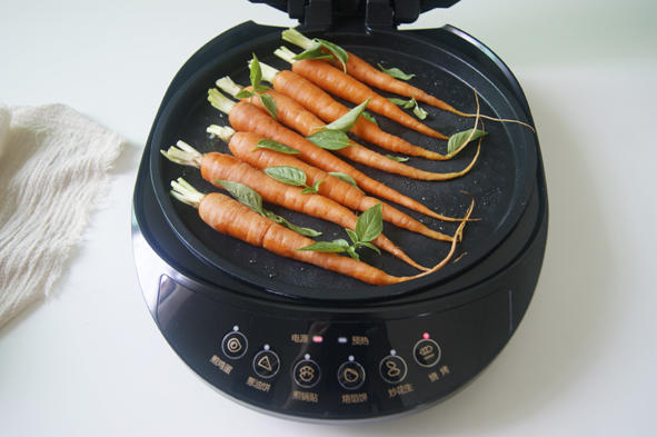 胡蘿蔔最高逼格的吃法【九層塔香煎MiNi胡蘿蔔】的做法 步骤7