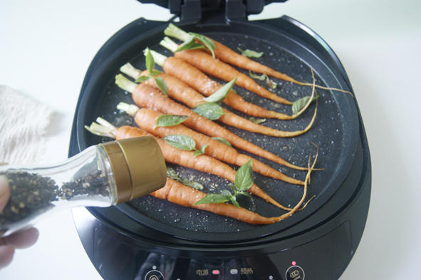 胡蘿蔔最高逼格的吃法【九層塔香煎MiNi胡蘿蔔】的做法 步骤8