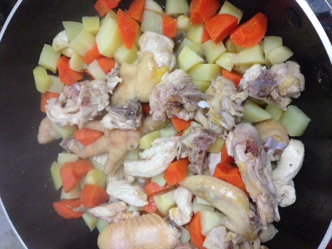 咖哩三黃雞燉土豆的做法 步骤2