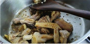 玉米筍燒嫩雞的做法 步骤3