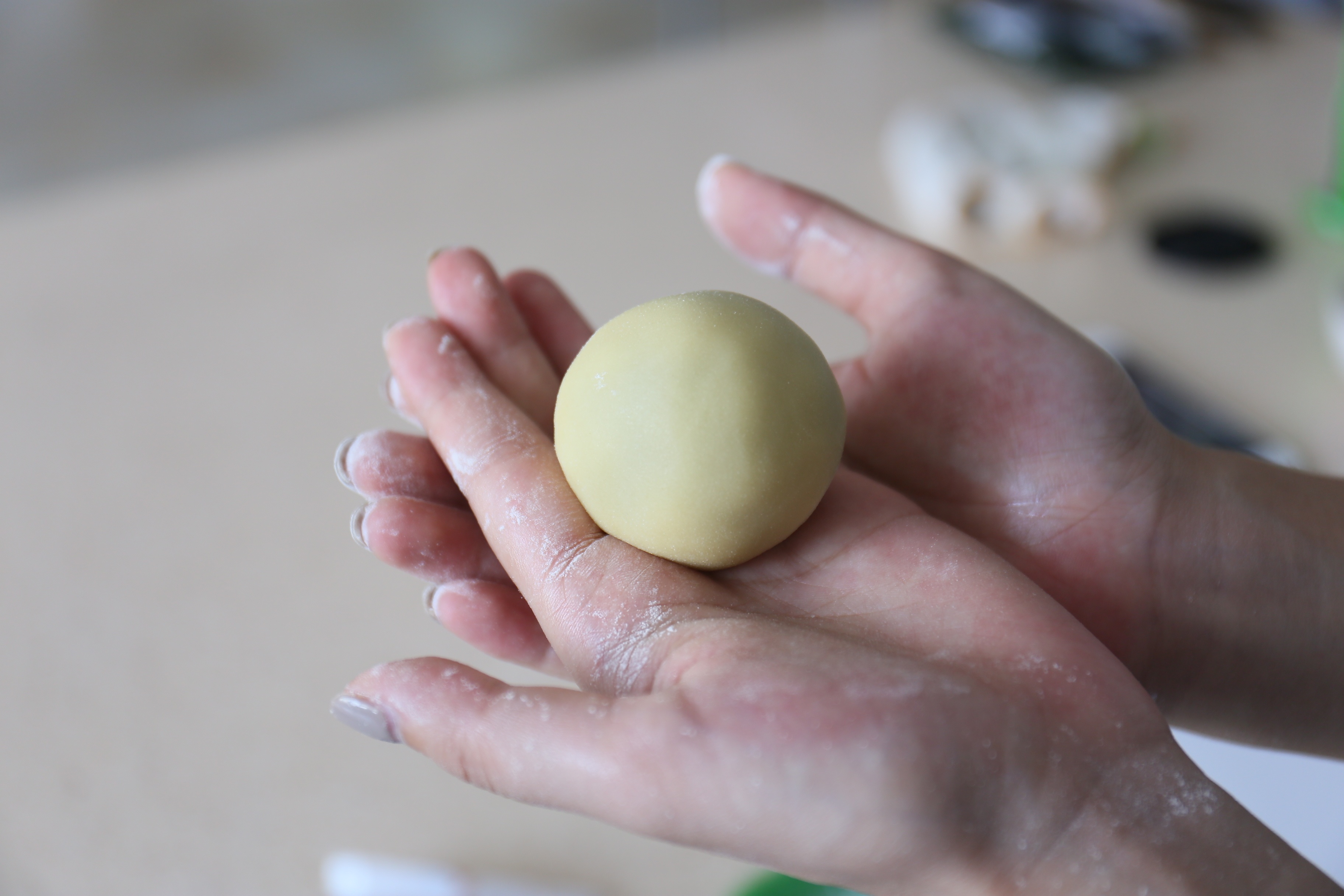 快手廣式月餅—紅豆沙蛋黃月餅的做法 步骤6