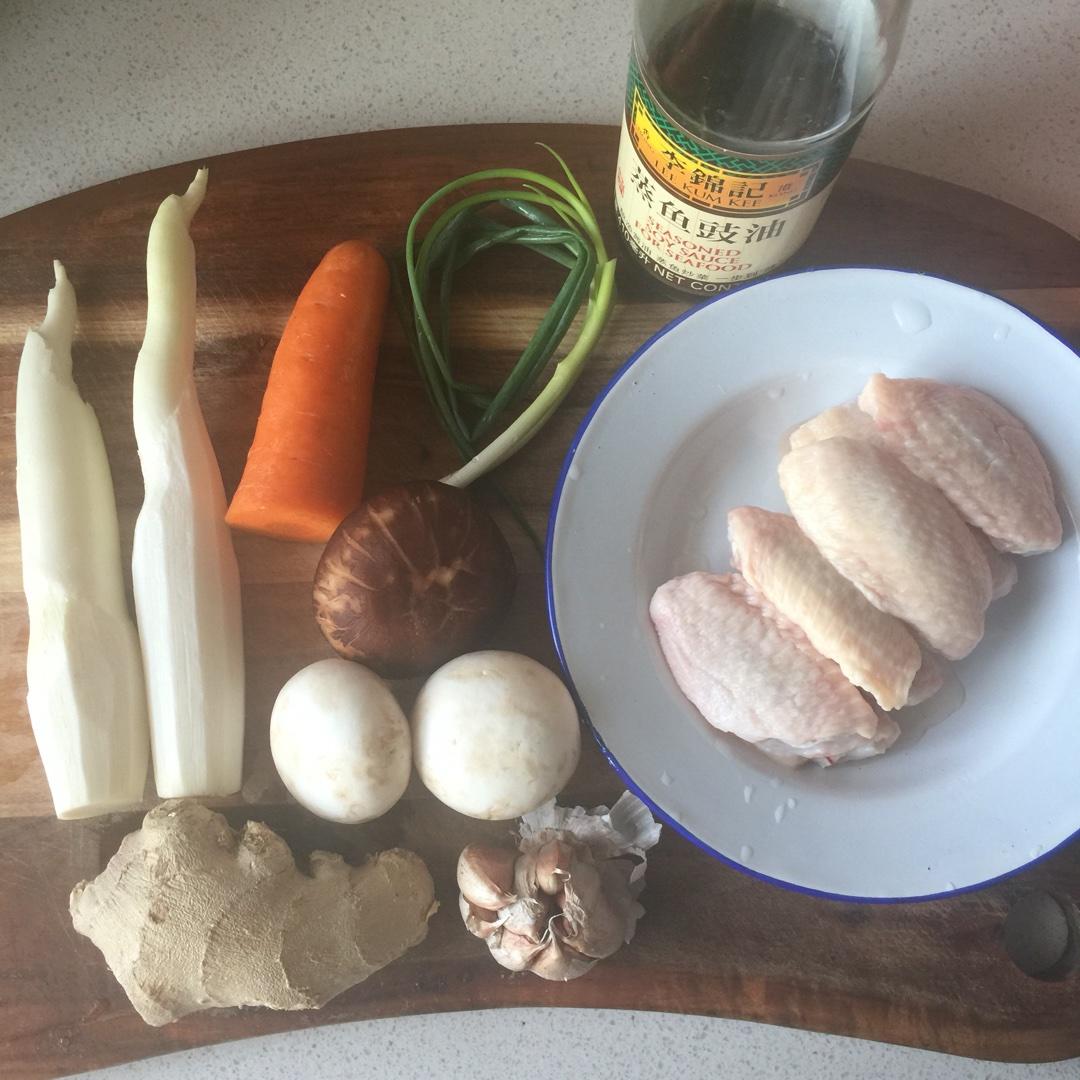 香煎雞翅配胡蘿蔔茭白蘑菇的做法 步骤1