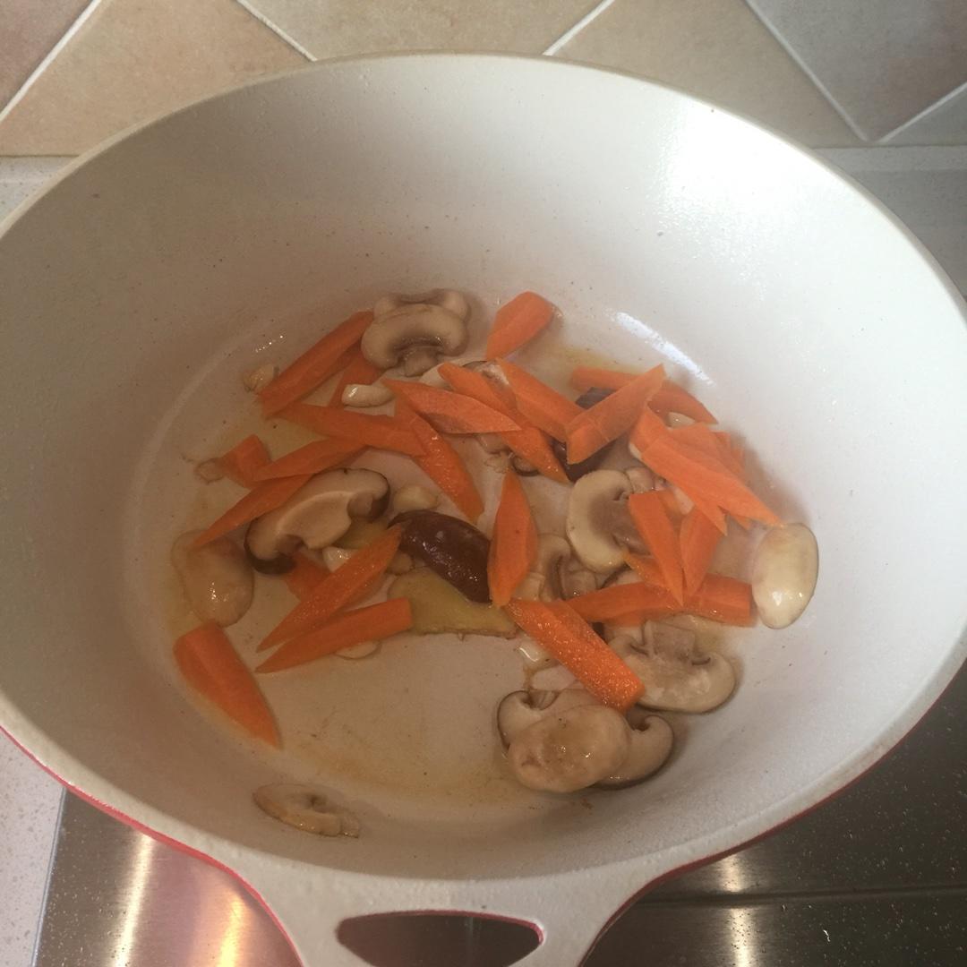 香煎雞翅配胡蘿蔔茭白蘑菇的做法 步骤4