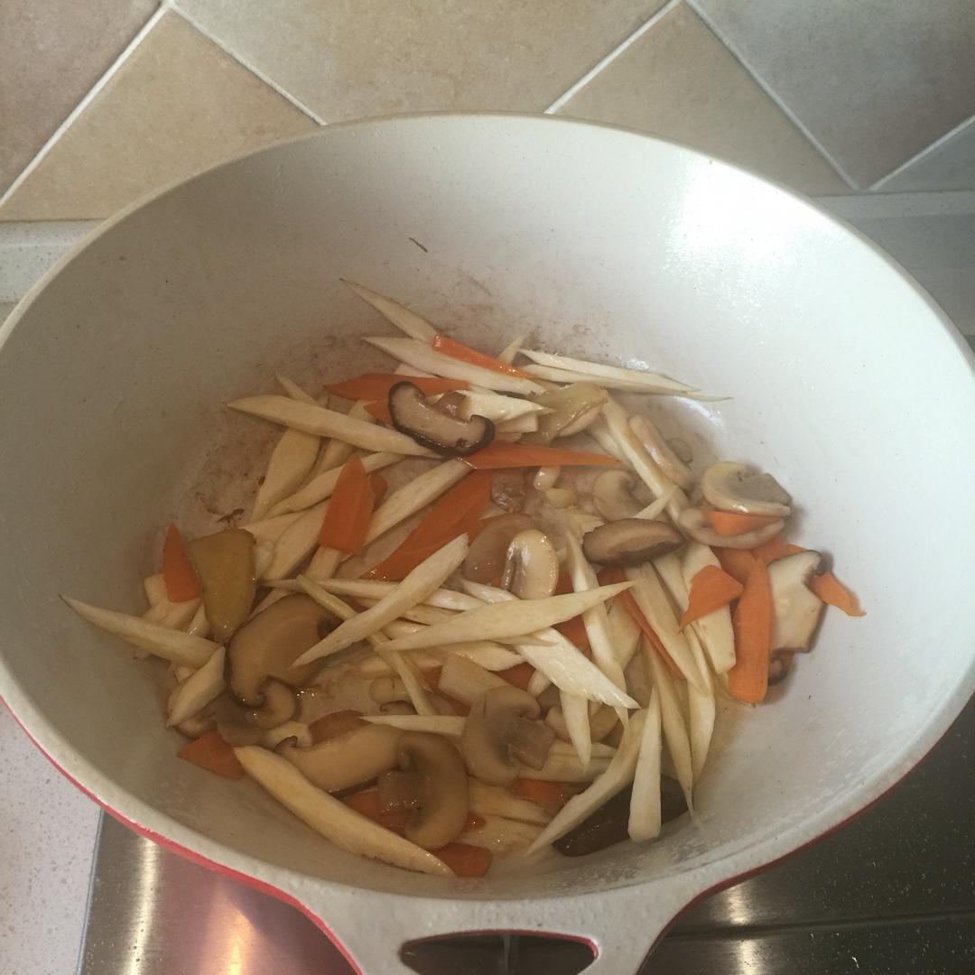 香煎雞翅配胡蘿蔔茭白蘑菇的做法 步骤5