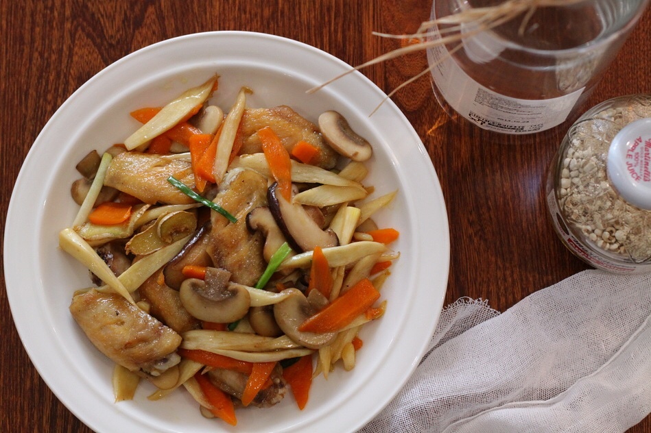 香煎雞翅配胡蘿蔔茭白蘑菇的做法 步骤6