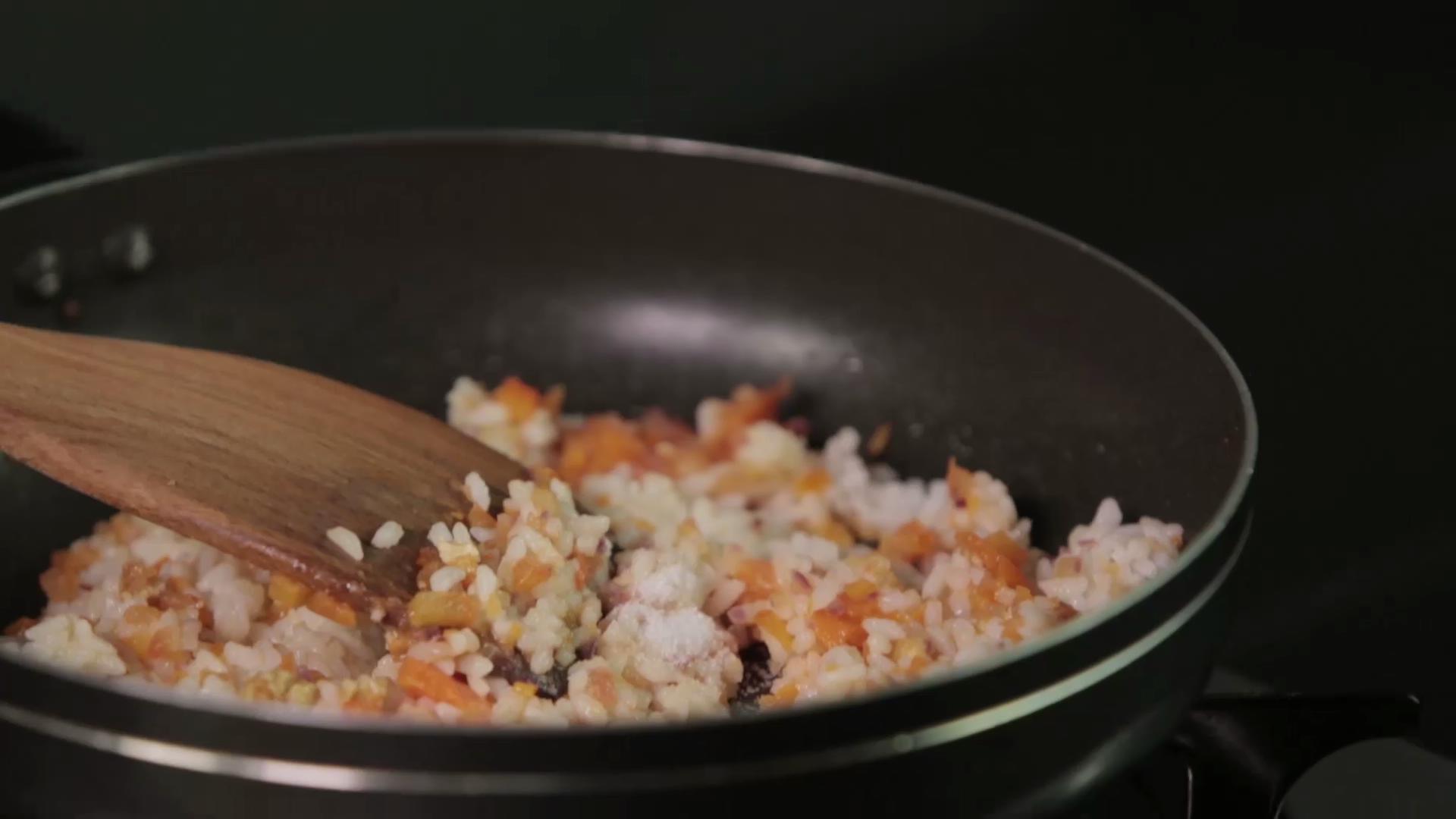 西紅柿燴肉飯 | 爸爸廚房 VOL . 99 西紅柿 胡蘿蔔 洋蔥 雞肉 米飯的做法 步骤10