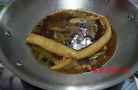 臘八蒜燒肥腸的做法 步骤8