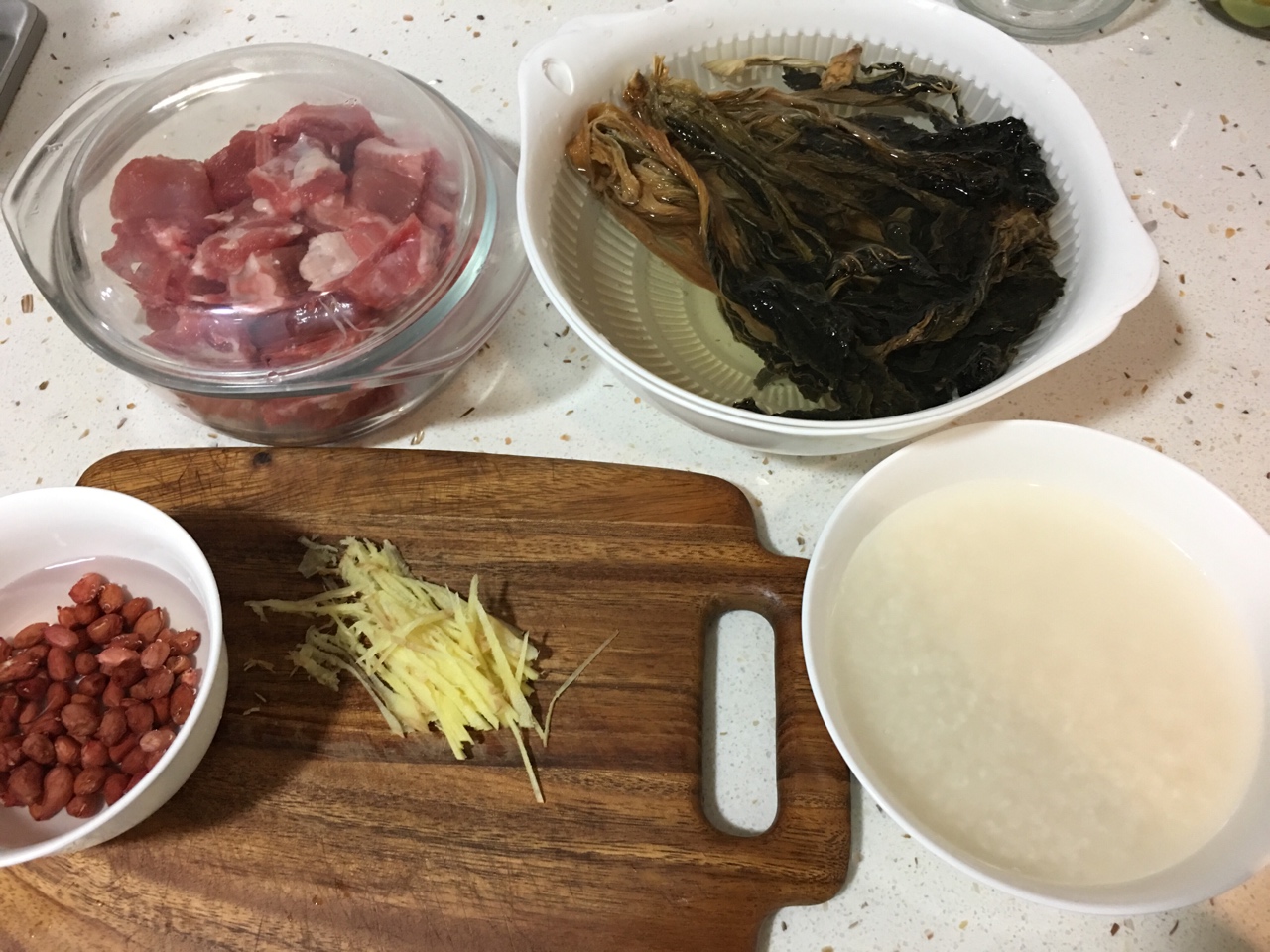 鹹豬骨菜乾粥的做法 步骤1