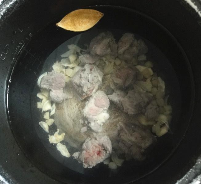 百合豬骨幹貝粥的做法 步骤3