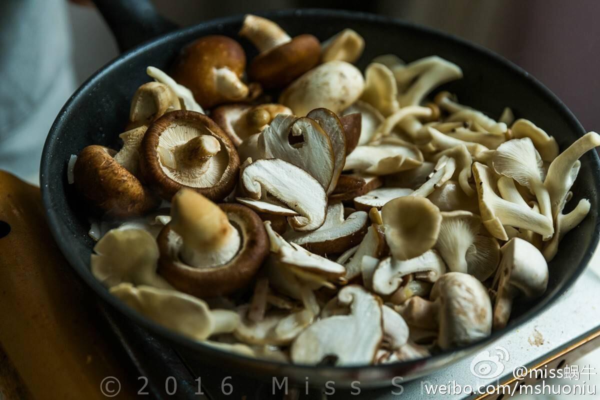 蘑菇義大利芹藜麥燉飯.Mushroom, parsley &quinoa risotto.的做法 步骤2